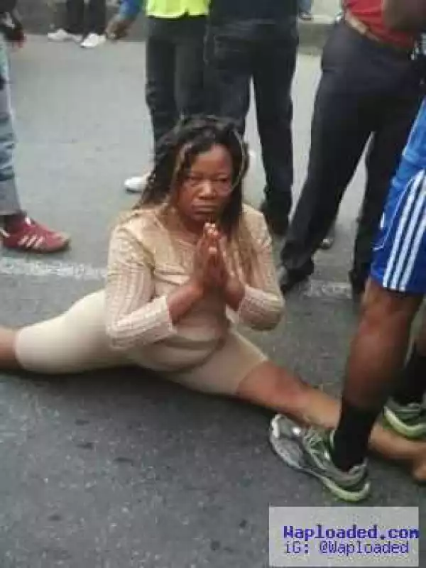 OMG!! See How Well dressed woman suddenly goes insane on the streets on Cameroon